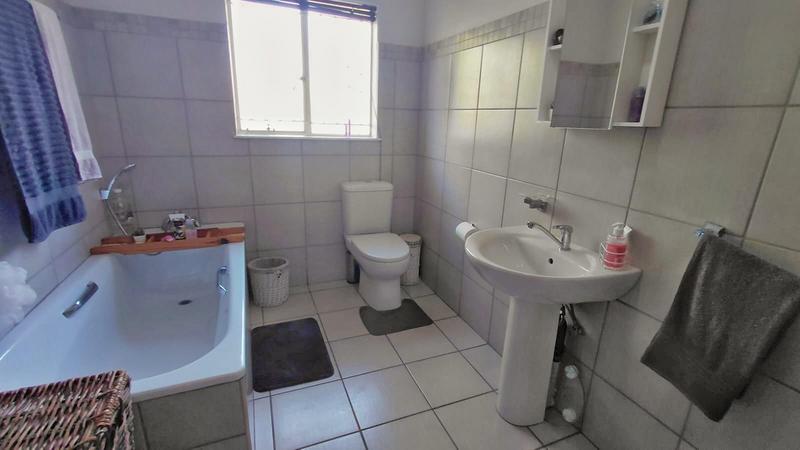 2 Bedroom Property for Sale in Langenhovenpark Free State